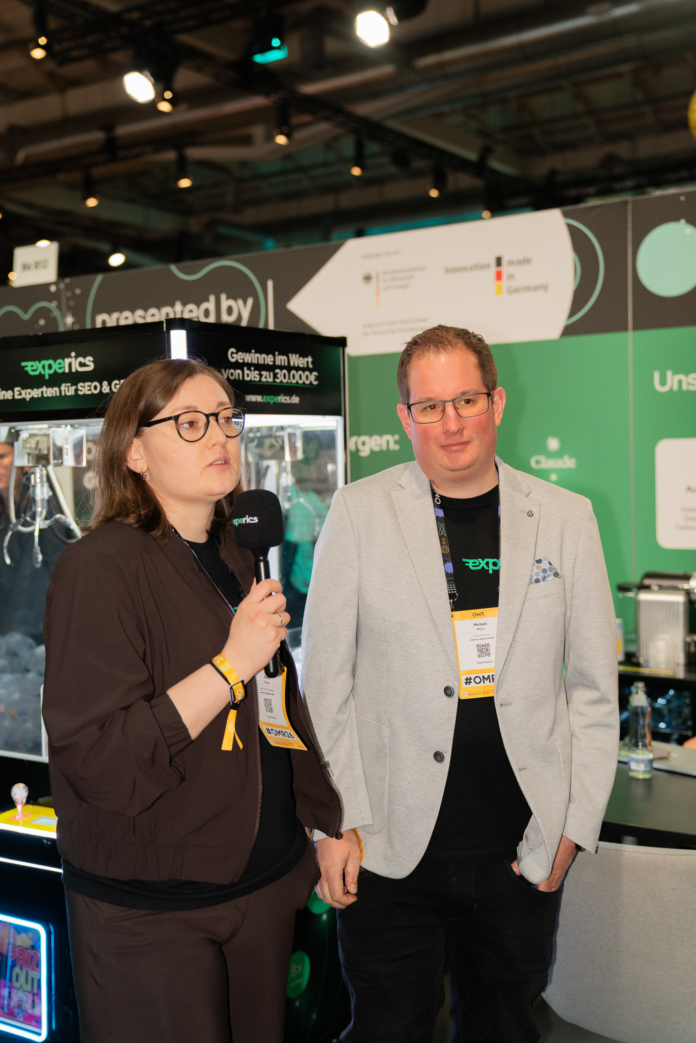 Hanna Driever und Michael Möller am experics-Stand auf der OMR